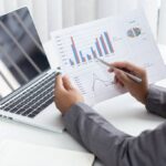Rok 2025 se jeví jako mimořádně slibný pro podnikatele z různých oborů. Které sektory mají největší potenciál? E-commerce stále hraje důležitou roli, ale není to jediná perspektivní cesta. Zde je pět podnikatelských nápadů, které mohou přinést zisk a odlišit se na konkurenčním trhu.