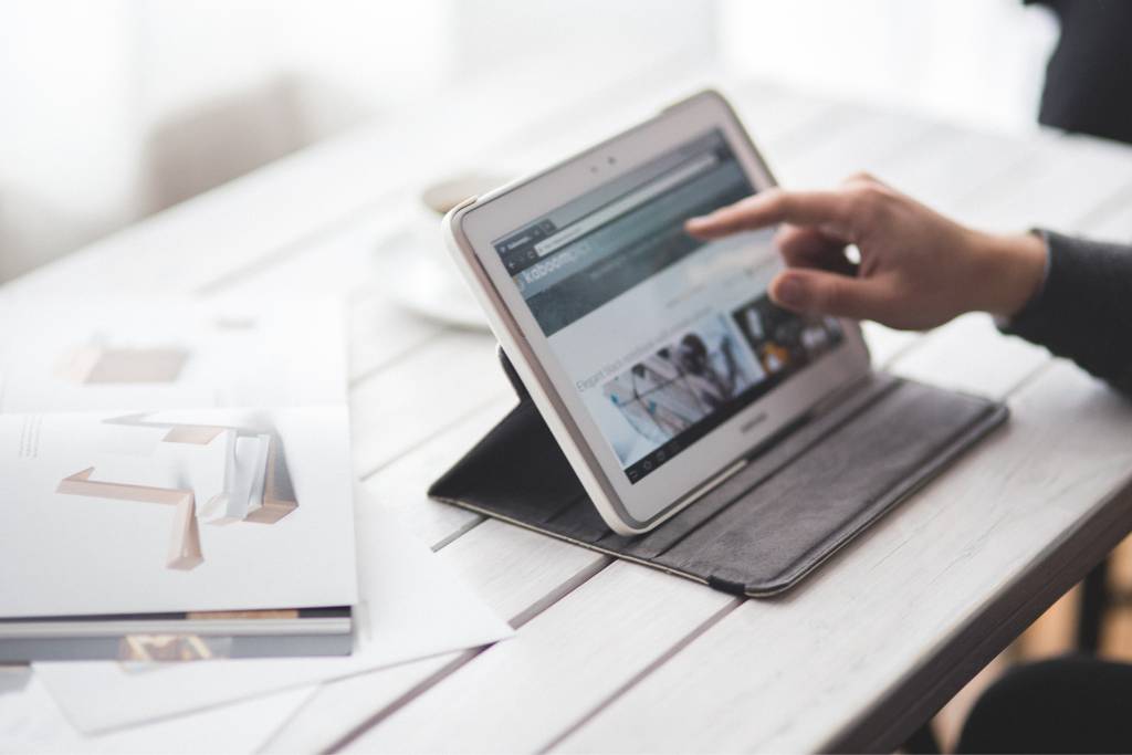 Digitalizace už dávno není nadstandardem. Dnes tvoří základ efektivního podnikání. Pokud stále řídíte firmu v Excelu, ručně zpracováváte objednávky nebo nemáte přehled o svých datech, je nejvyšší čas na změnu. Dobrá zpráva? Existují dotace, díky kterým to nemusíte financovat sami. Podporu může získat začínající podnikatel i zavedená firma.