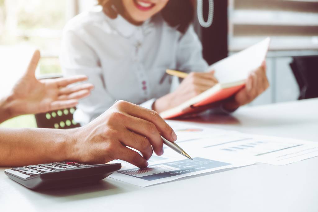 Podnikání dnes nabízí řadu výhod – nejen daňových a administrativních, ale i finančních. V roce 2025 jsou k dispozici různé formy podpory – od investičních dotací přes daňové úlevy až po programy na podporu inovací a energetické transformace. Jde o reálnou příležitost pro rozvoj firem napříč obory.