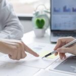Je možné vydělávat peníze bez placení sociálního pojištění? Ano – a to zcela v souladu se zákonem. Existuje několik forem příjmů, které tomuto odvodu nepodléhají. Týká se to jak podnikatelů, tak zaměstnanců na dohodu. Sociální pojištění patří mezi nejvyšší odvody, které ovlivňují ziskovost podnikání nebo náklady na zaměstnance. Vyplatí se tedy vědět, kdy se skutečně platí – a kdy ne.