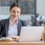 Virtuální asistentka AI vs. člověk